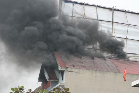 Cháy lớn tại xưởng xốp nghi do hàn biển quảng cáo 1