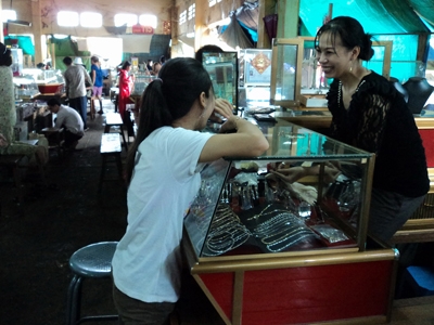 Mua bán vàng như rau ở chợ Campuchia 1 Mua bán vàng như rau ở chợ Campuchia 1