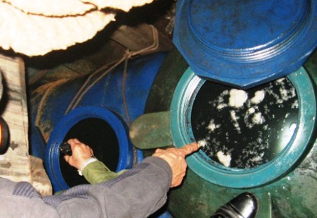 Phát hiện hàng nghìn lít dầu có váng lạ, nghi là dầu "rởm" 3