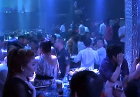 Cảnh sát đột kích quán bar giữa Sài thành  1