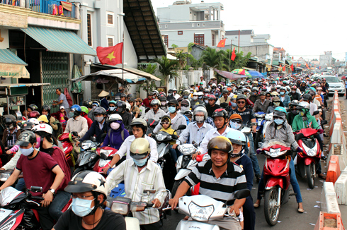 Người dân ùn ùn về thành phố sau Tết 1