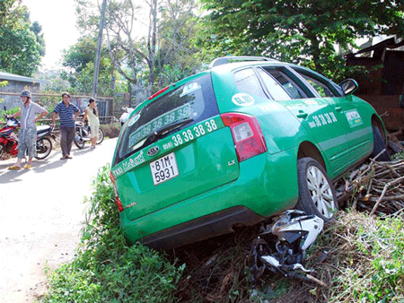 Taxi chèn nát mô tô, thanh niên phi thân thoát nạn 1