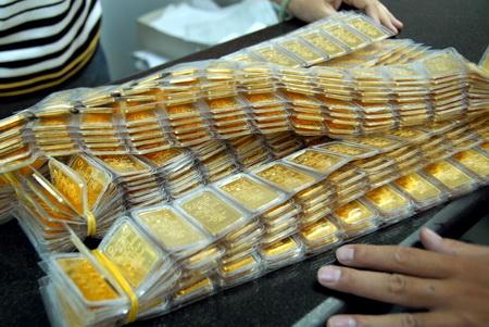 Giá vàng đồng loạt lao dốc, chênh lệch vẫn cao 1