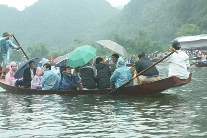 Hơn 5 vạn du khách “đội mưa” về dự lễ khai hội chùa Hương 6