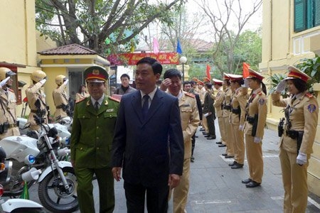 Bộ trưởng Thăng lên xe khách chúc Tết 5