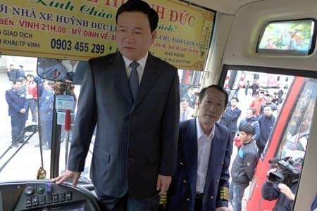 Bộ trưởng Thăng lên xe khách chúc Tết 1