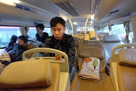 Bộ trưởng Thăng lên xe khách chúc Tết 2