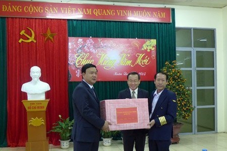 Bộ trưởng Thăng lên xe khách chúc Tết 4