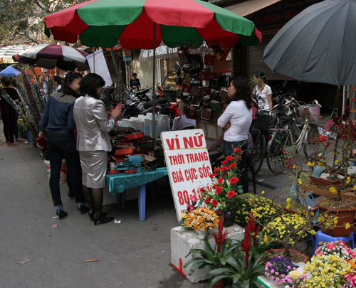 Chợ hoa thành nơi xả hàng 9