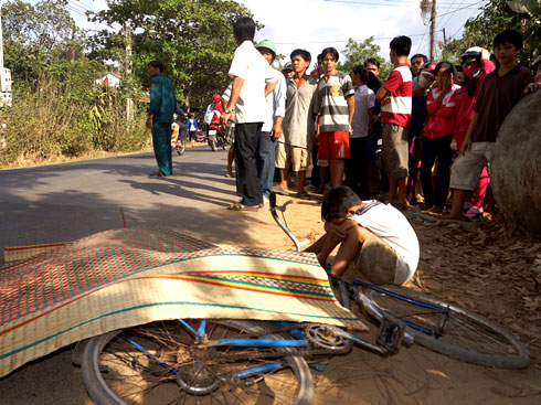 Cháu bé gào khóc bên thi thể mẹ  1