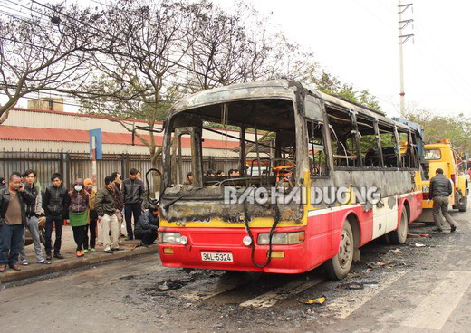 Xe buýt bốc cháy ngay trong thành phố 1