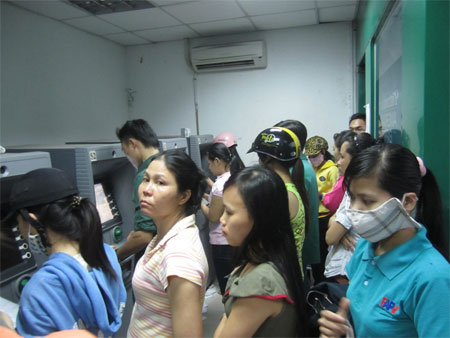 Công nhân chen chúc, chầu chực rút tiền bên máy ATM 1 Công nhân chen chúc, chầu chực rút tiền bên máy ATM 1