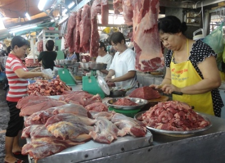 Rau, hoa, thịt "rủ nhau" tăng giá chóng mặt 1