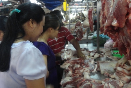 Rau, hoa, thịt "rủ nhau" tăng giá chóng mặt 2