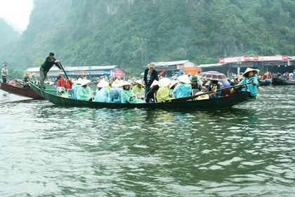 Hơn 5 vạn du khách “đội mưa” về dự lễ khai hội chùa Hương 1