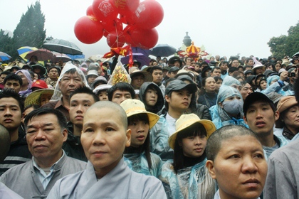 Hơn 5 vạn du khách “đội mưa” về dự lễ khai hội chùa Hương 3