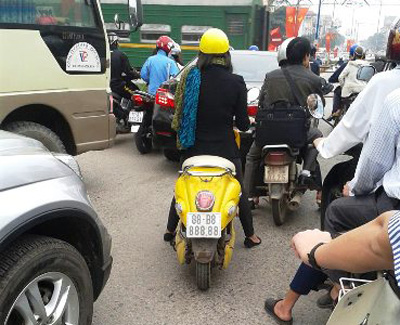 Truy tìm cô gái đi xe mang BKS 8 số 8 2 Truy tìm cô gái đi xe mang BKS 8 số 8 2