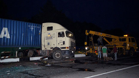 Xe khách tông xe container, 5 người bị thương 1 Xe khách tông xe container, 5 người bị thương 1