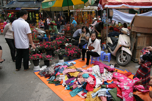 Chợ hoa thành nơi xả hàng 13