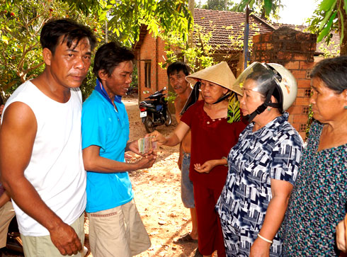 Cháu bé gào khóc bên thi thể mẹ  2