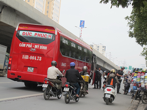 Xe dù lại lộng hành 1 Xe dù lại lộng hành 1