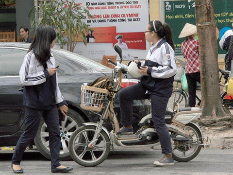 Ngày đầu xử lý người đi xe điện không đội mũ bảo hiểm 3 Ngày đầu xử lý người đi xe điện không đội mũ bảo hiểm 3