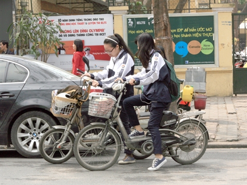 Ngày đầu xử lý người đi xe điện không đội mũ bảo hiểm 4 Ngày đầu xử lý người đi xe điện không đội mũ bảo hiểm 4