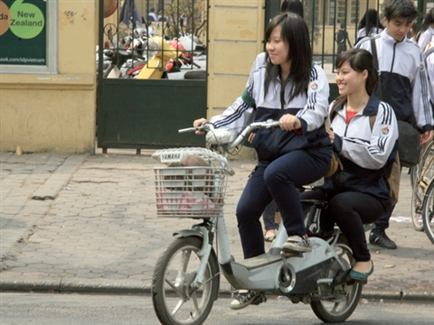 Ngày đầu xử lý người đi xe điện không đội mũ bảo hiểm 5 Ngày đầu xử lý người đi xe điện không đội mũ bảo hiểm 5