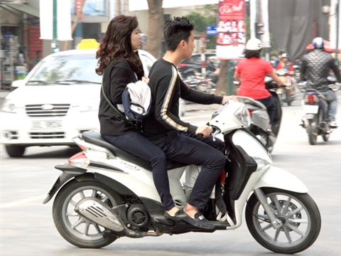 Ngày đầu xử lý người đi xe điện không đội mũ bảo hiểm 7 Ngày đầu xử lý người đi xe điện không đội mũ bảo hiểm 7