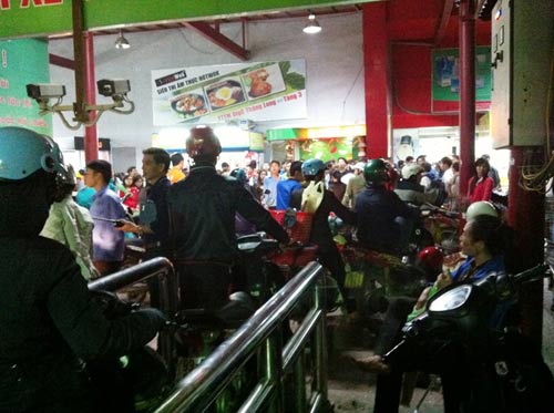 Hàng trăm khách hàng bị ‘giam’ trong nhà xe siêu thị big C 1 Hàng trăm khách hàng bị ‘giam’ trong nhà xe siêu thị big C 1