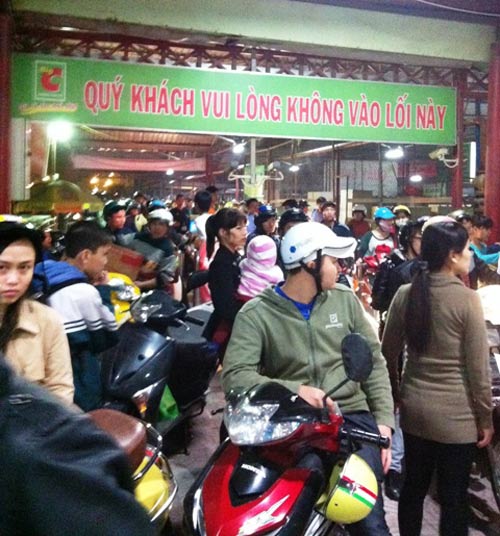 Hàng trăm khách hàng bị ‘giam’ trong nhà xe siêu thị big C 2 Hàng trăm khách hàng bị ‘giam’ trong nhà xe siêu thị big C 2