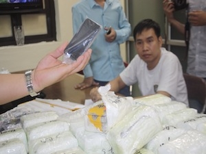 Bắt vụ buôn lậu hàng trăm chiếc iPhone tại Hà Nội 1