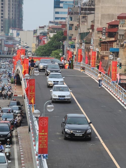 WB giúp hơn 10 tỉ đồng để sửa cầu vượt mới “xài” 1 năm? 1