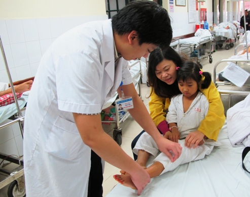 Bé gái 3 năm sống với cái chân lúc nhúc giòi 2