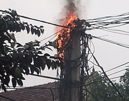 Xe quá khổ chạm dây điện, cột điện bốc cháy 1