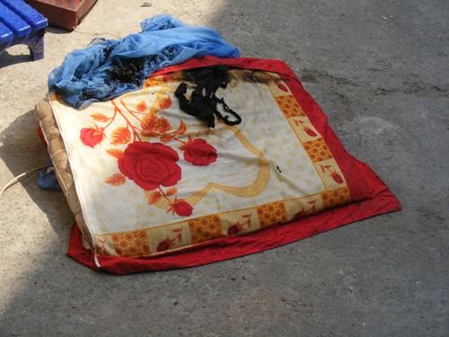 Tự thiêu nhưng không chịu được nóng nên tự dập lửa! 2