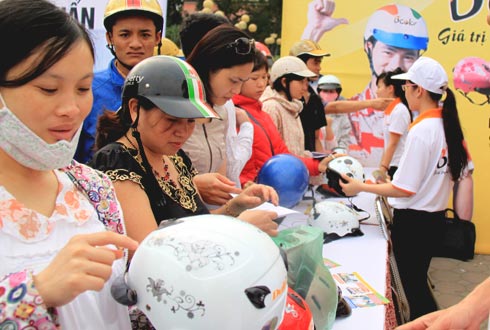 Người dân Hà Nội ồ ạt đổi mũ bảo hiểm nhái 1