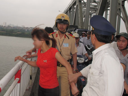Mâu thuẫn với chồng, nhảy cầu Chương Dương tự tử 1 Mâu thuẫn với chồng, nhảy cầu Chương Dương tự tử 1