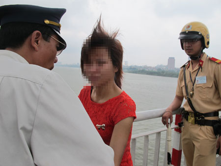 Mâu thuẫn với chồng, nhảy cầu Chương Dương tự tử 2 Mâu thuẫn với chồng, nhảy cầu Chương Dương tự tử 2