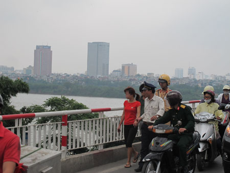 Mâu thuẫn với chồng, nhảy cầu Chương Dương tự tử 3 Mâu thuẫn với chồng, nhảy cầu Chương Dương tự tử 3