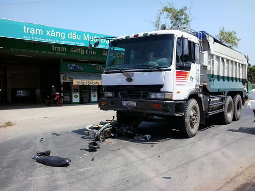Xe máy tông xe ben, 2 người nguy kịch 1