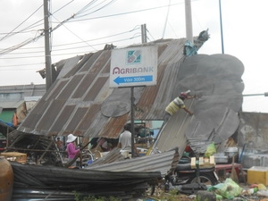 Lốc xoáy đánh sập quán nước tại TP.Hồ Chí Minh 1
