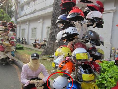 Mũ bảo hiểm rởm "hóa trang" lừa khách  1