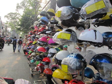 Mũ bảo hiểm rởm "hóa trang" lừa khách  2
