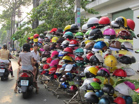 Mũ bảo hiểm rởm "hóa trang" lừa khách  3
