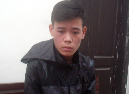 Thanh niên đi xe máy kéo lê cảnh sát trên phố 1