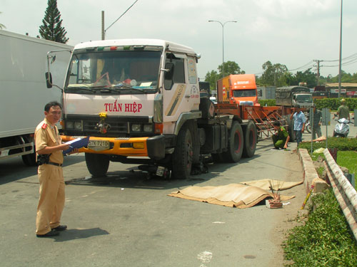 Đang tìm đường, bị xe đầu kéo cuốn vào gầm 1