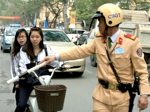 Ngày đầu xử lý người đi xe điện không đội mũ bảo hiểm 1 Ngày đầu xử lý người đi xe điện không đội mũ bảo hiểm 1