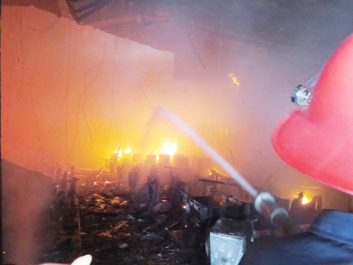 Trung tâm văn hóa tỉnh Quảng Bình bốc cháy dữ dội 1