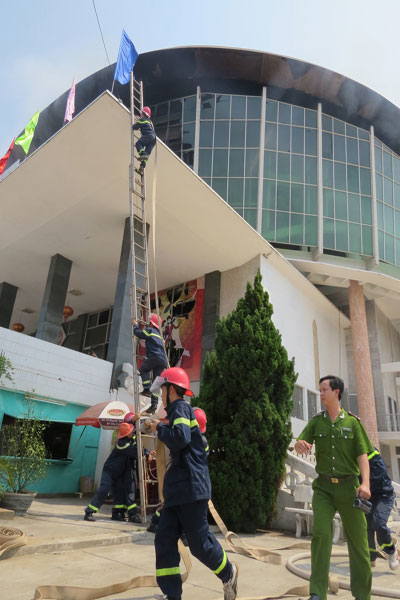 Trung tâm văn hóa tỉnh Quảng Bình bốc cháy dữ dội 2